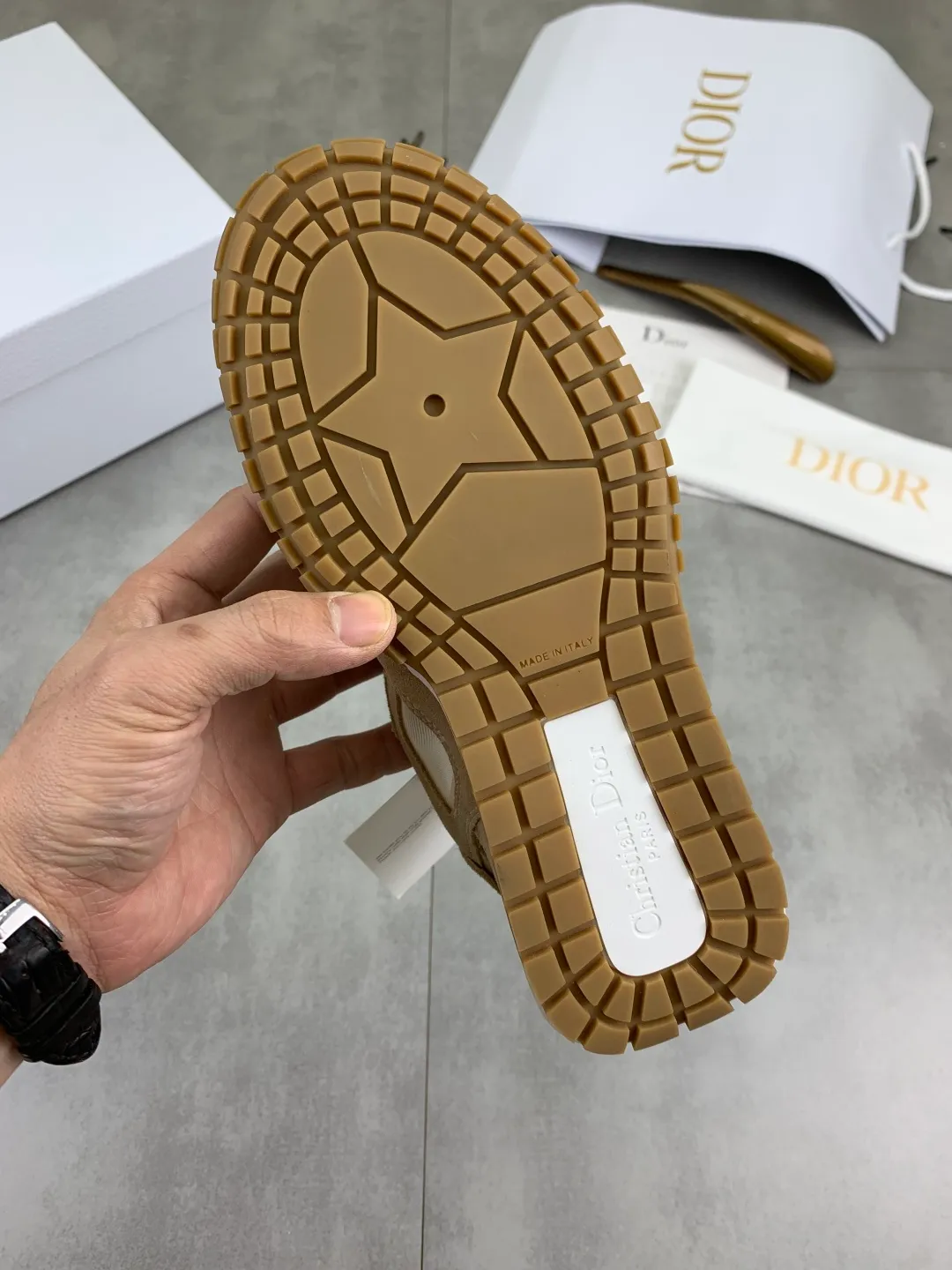 Men's men's shoes P520 new Dior Tech sneakers 2026 early spring series new products, with fashionable details, highlighting retro aesthetics. The light beige anti-suede cow leather upper is spliced ​​with apricot transparent mesh fabric on the side. The upper window edge is adhered with high-frequency flat ironing and back-pressure. It replicates the original craftsmanship, making it beautiful and comfortable without falling off. The interior is made of sheep lining of the same color, which is soft and comfortable. The heel and tongue are embellished with the Paris logo. The textured TPU soles with the same color logo. The high-end version is exquisitely packaged, adding a high-end style.  Code number: 35-46